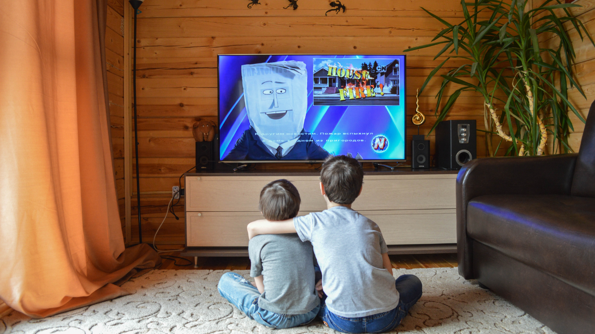 No hay colegio y la televisión está encendida: Lo que vieron los niños en Estados Unidos en junio